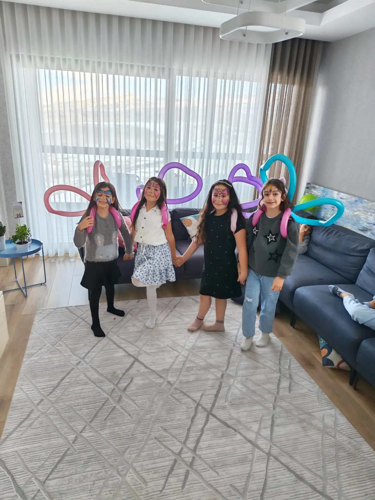 Doğum günü partisi hediye sosis balon yapan palyaço